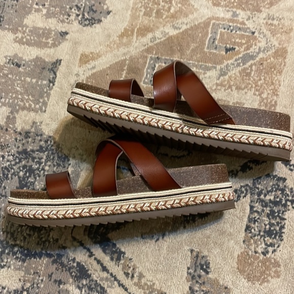 PLATFORM SANDALS 😝 - Picture 2 of 2